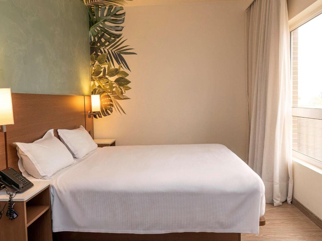 Postel nebo postele na pokoji v ubytování ibis Styles Curitiba Aeroporto