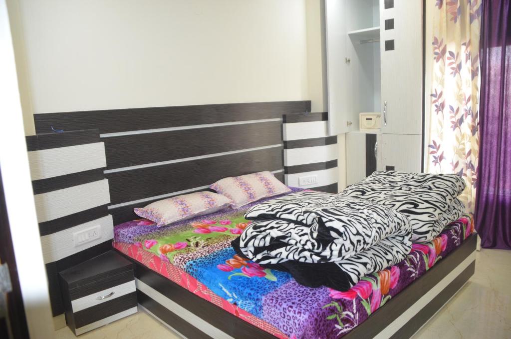 Postel nebo postele na pokoji v ubytování Goel Residency