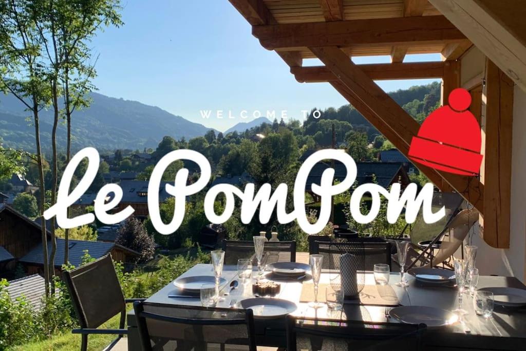 stół jadalny z widokiem na góry w obiekcie Pom Pom, 3 bedroom apt with stunning mountain views-Samoëns w mieście Samoëns