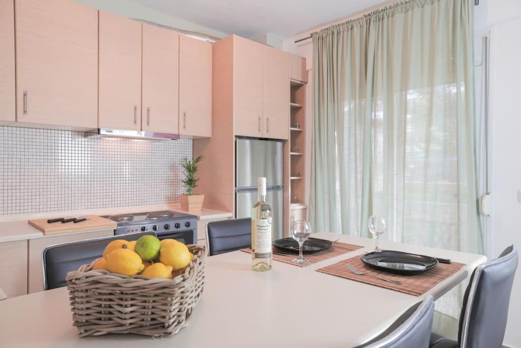 - une cuisine avec une corbeille de fruits sur une table dans l'établissement 5 min from Papageorgiou Free Indoor Parking, à Thessalonique