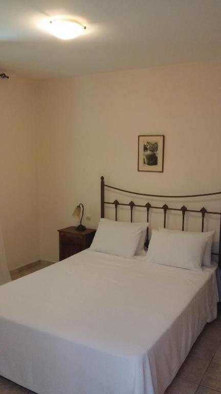 Mouria Pension Rooms & Studios - 5