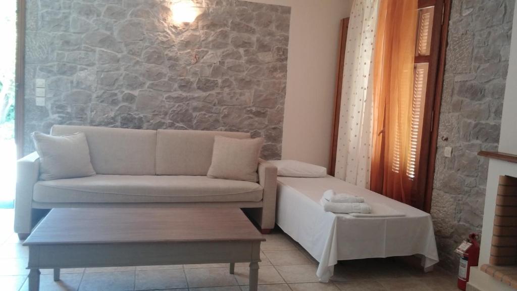 Mouria Pension Rooms & Studios - 10