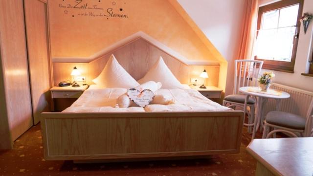 Postel nebo postele na pokoji v ubytování Hotel Birkenhof Garni