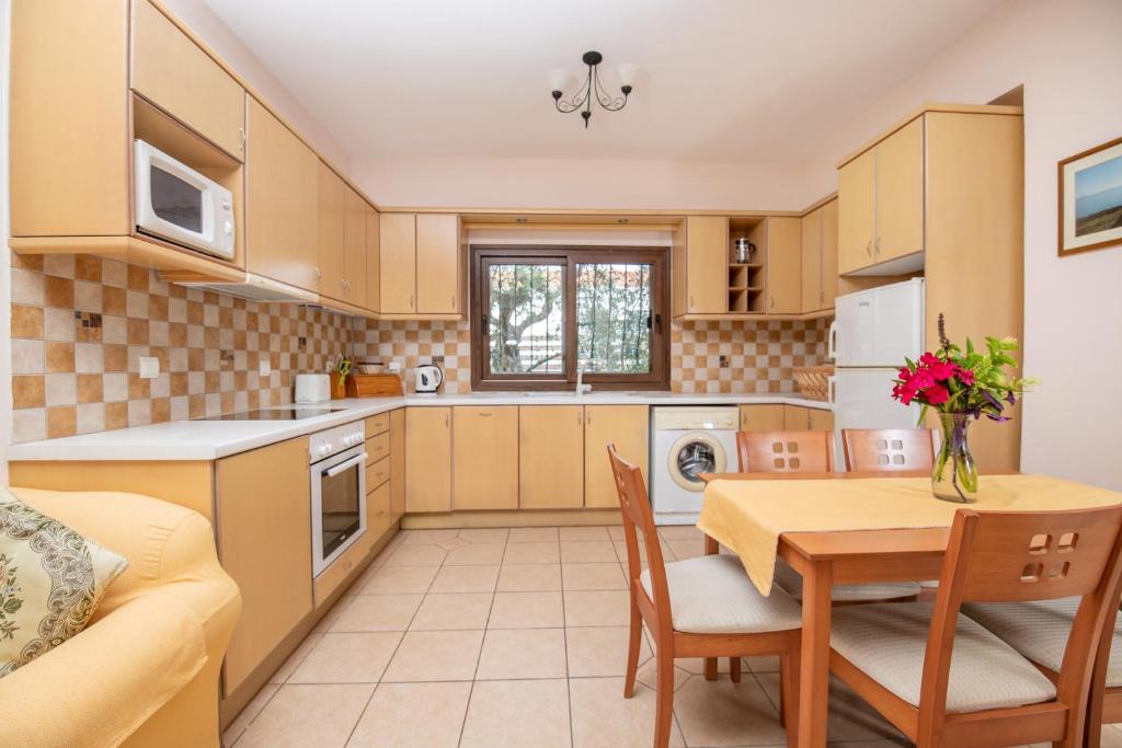 A kitchen or kitchenette at Olive Tree Villas
