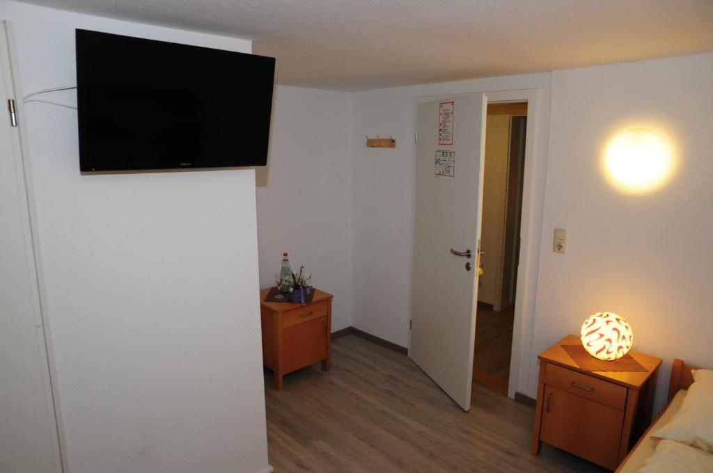 Pension Schaumburger-Hof - Single Room With Private Bathroom