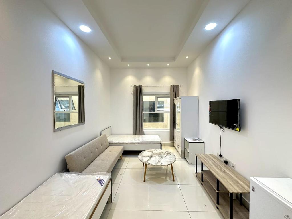 un soggiorno con divano e tavolo di Economic rooms for rent in Dubai a Dubai