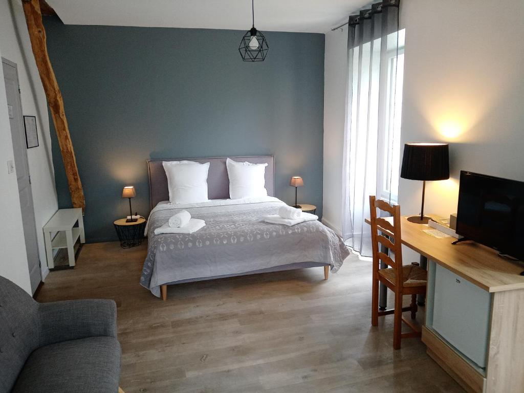 1 dormitorio con cama, sofá y TV en A deux pas du Rheby en Villebois