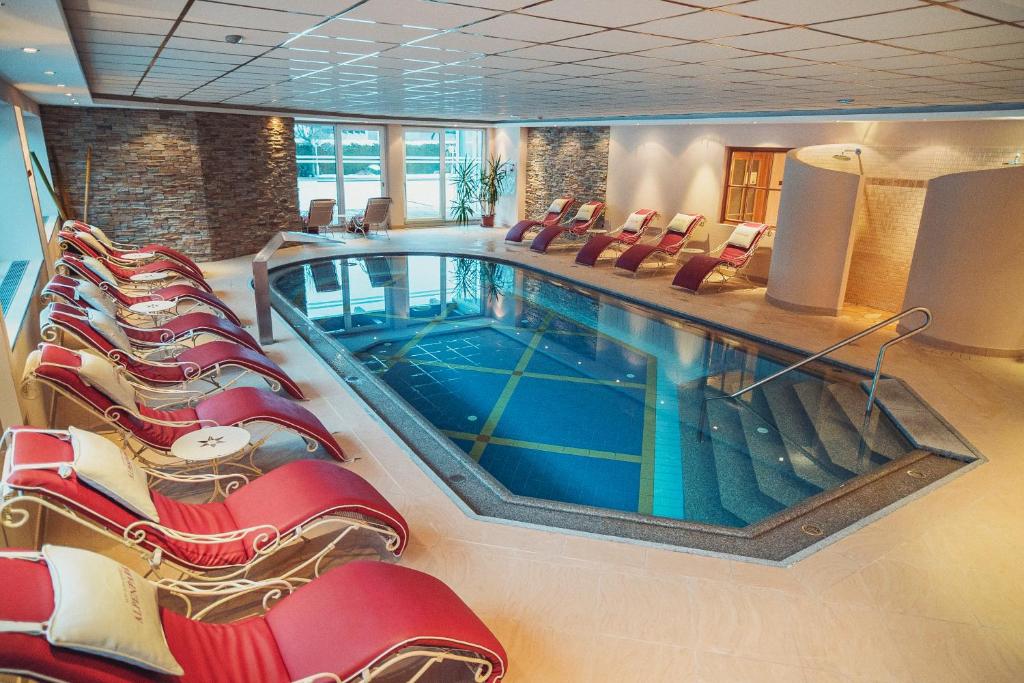 Bazén v ubytování Alpenpark Resort Superior nebo v jeho okolí