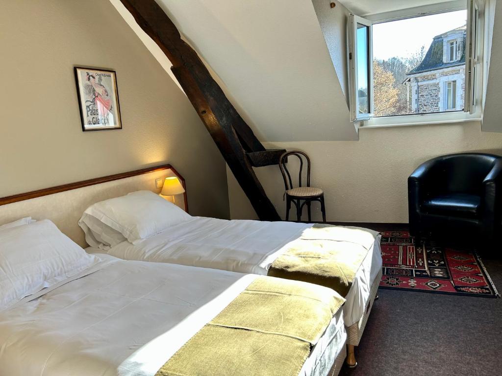 Postel nebo postele na pokoji v ubytování Logis Hôtel Teyssier