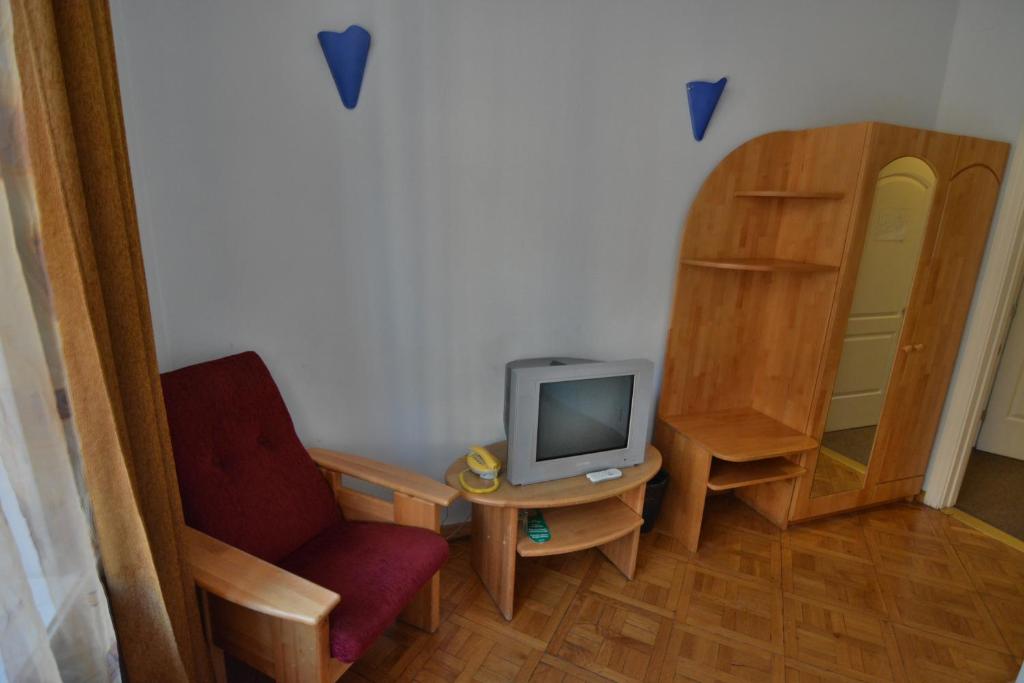 TV a/nebo společenská místnost v ubytování Hotel Multilux with Self Check-in