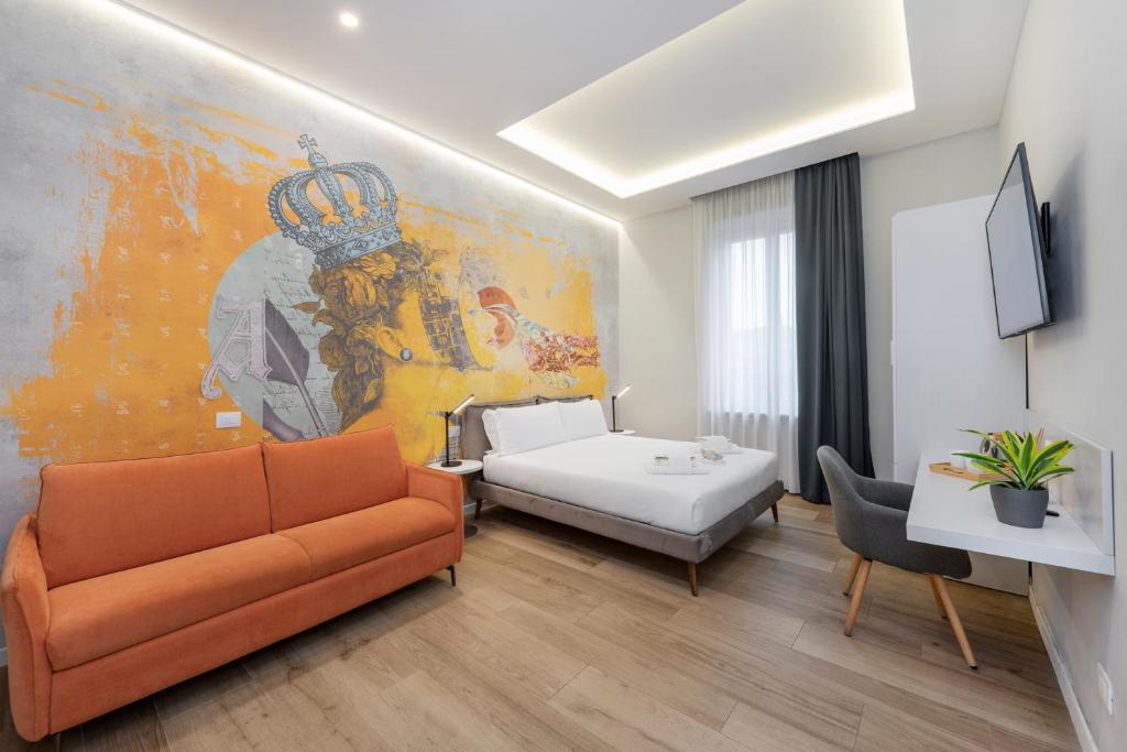 een woonkamer met een bank en een bed bij Via Milano 52 in Rome