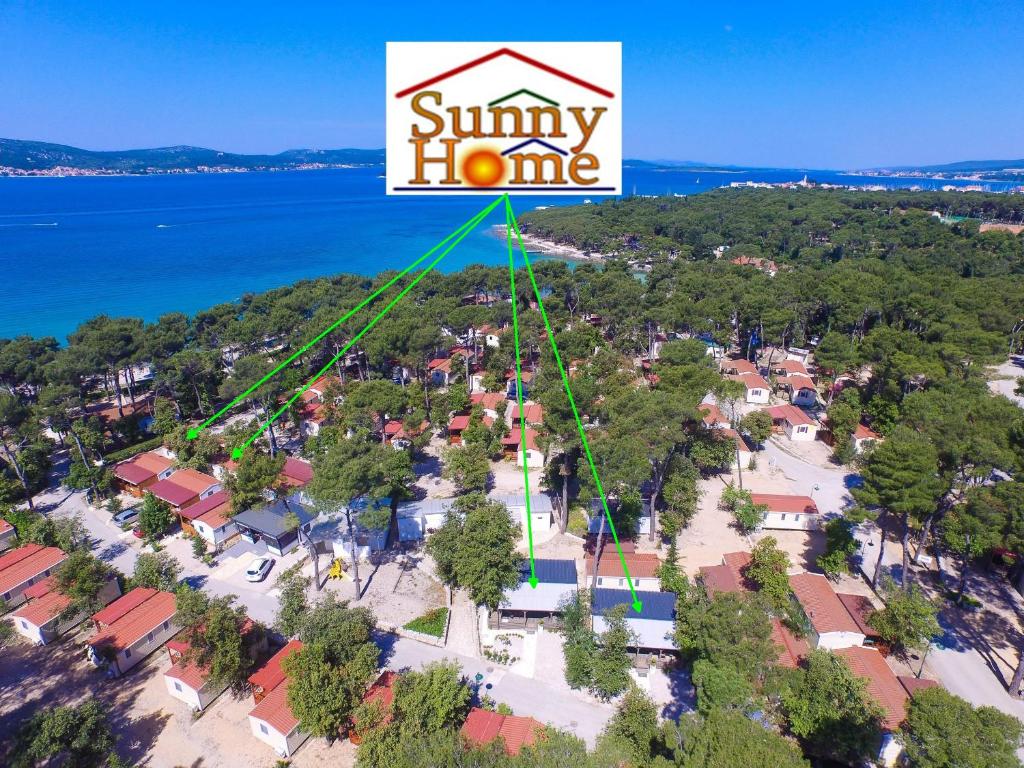 eine Luftansicht eines Resorts mit einem sonnigen Hausschild in der Unterkunft Campsite Sunny Home Soline in Biograd na Moru