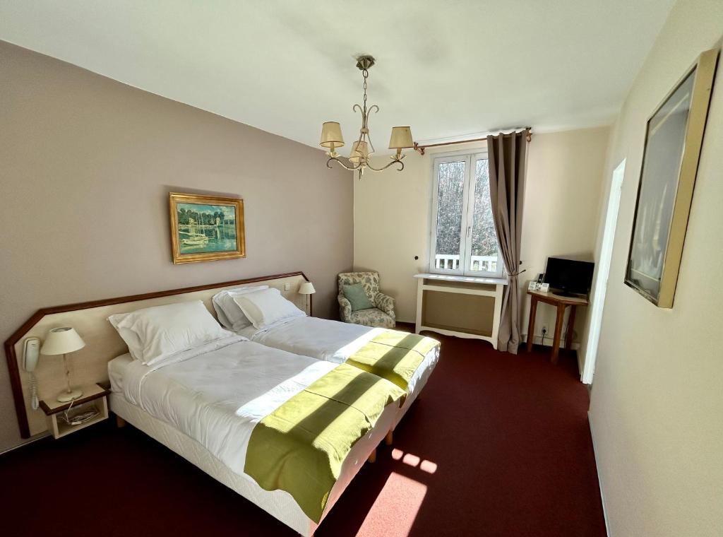 Postel nebo postele na pokoji v ubytování Logis Hôtel Teyssier