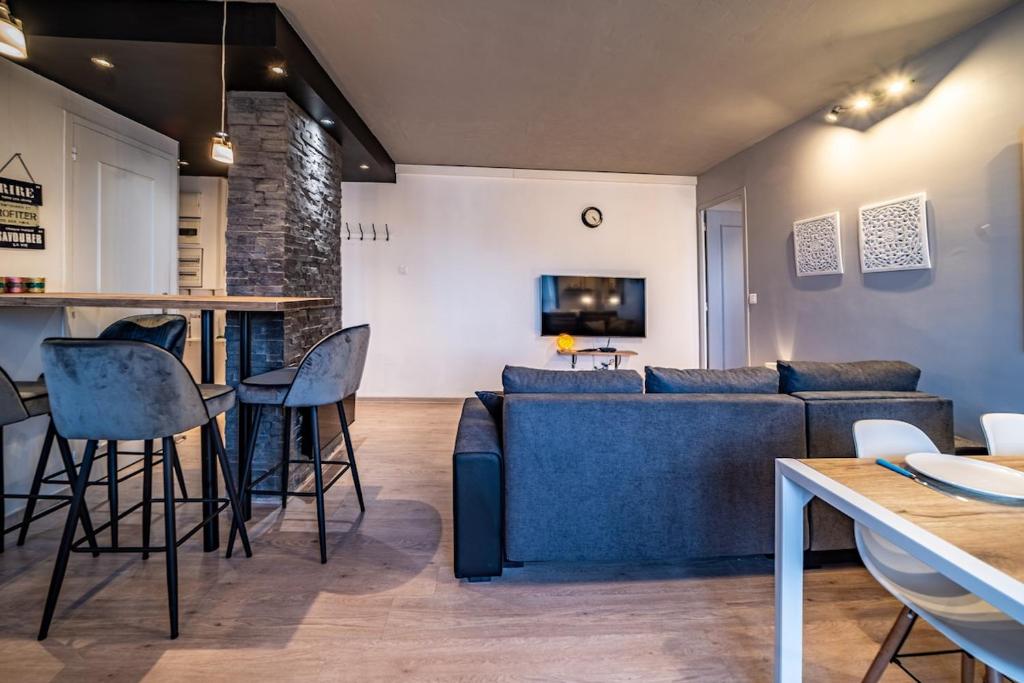 - un salon avec un canapé bleu et un bar dans l'établissement 41 Vallier, à Grenoble