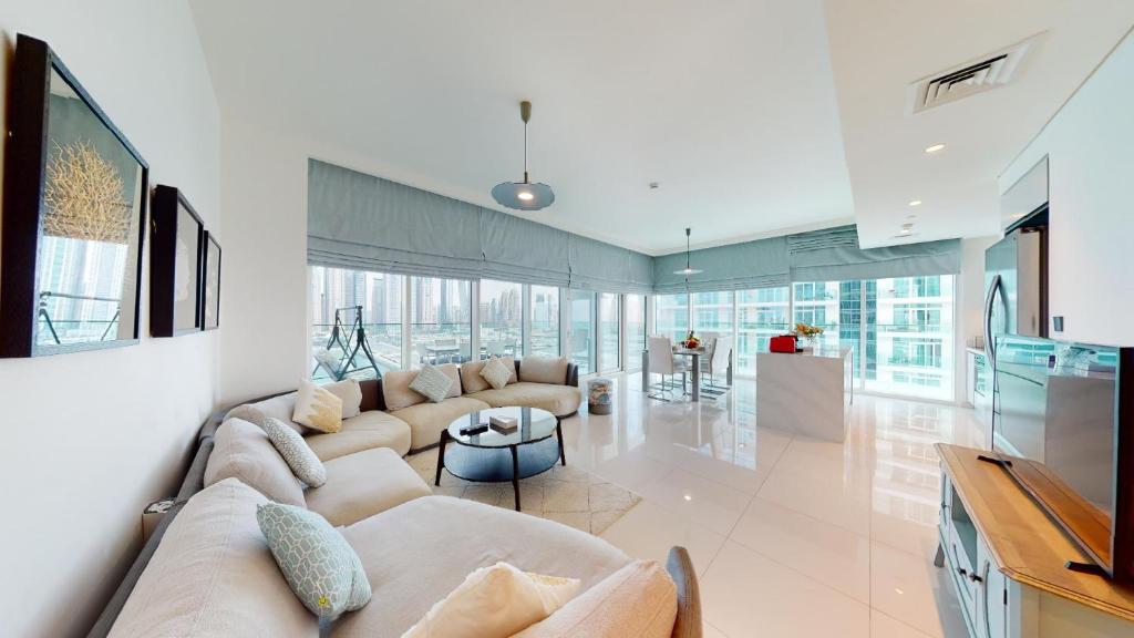 Hometown Apartments – Lovely & Huge Beachfront 3BR with Yacht Club and Marina Seaview