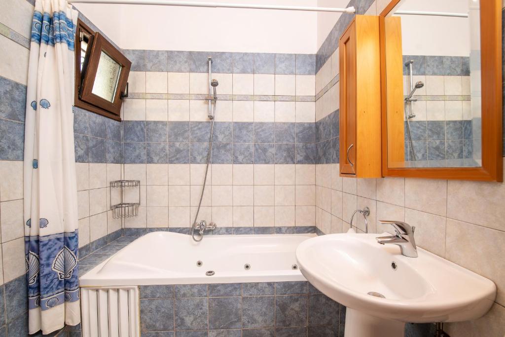 A bathroom at Olive Tree Villas