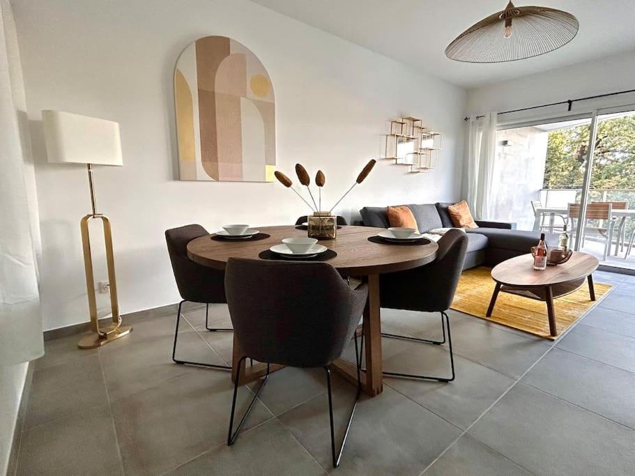 un salon avec une table, des chaises et un canapé dans l'établissement Blue Pearl 102, à Nice