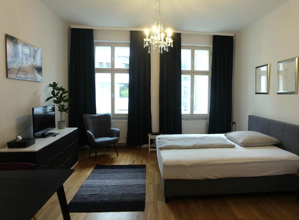ウィーンにあるCasa Nostra - Ruhig & zentral wohnen am Augartenのベッドルーム1室(ベッド1台、デスク、窓付)