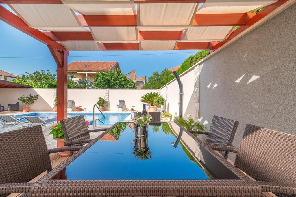 Bazén v ubytovaní Apartments Villa Odesa with shared pool alebo v jeho blízkosti