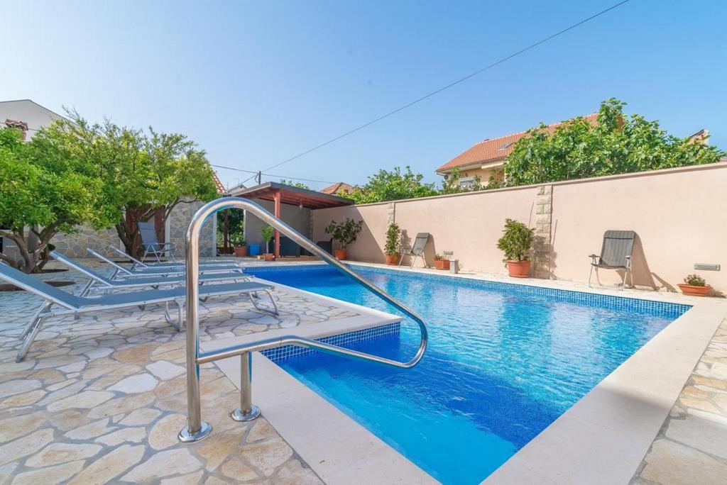 Bazén v ubytovaní Apartments Villa Odesa with shared pool alebo v jeho blízkosti