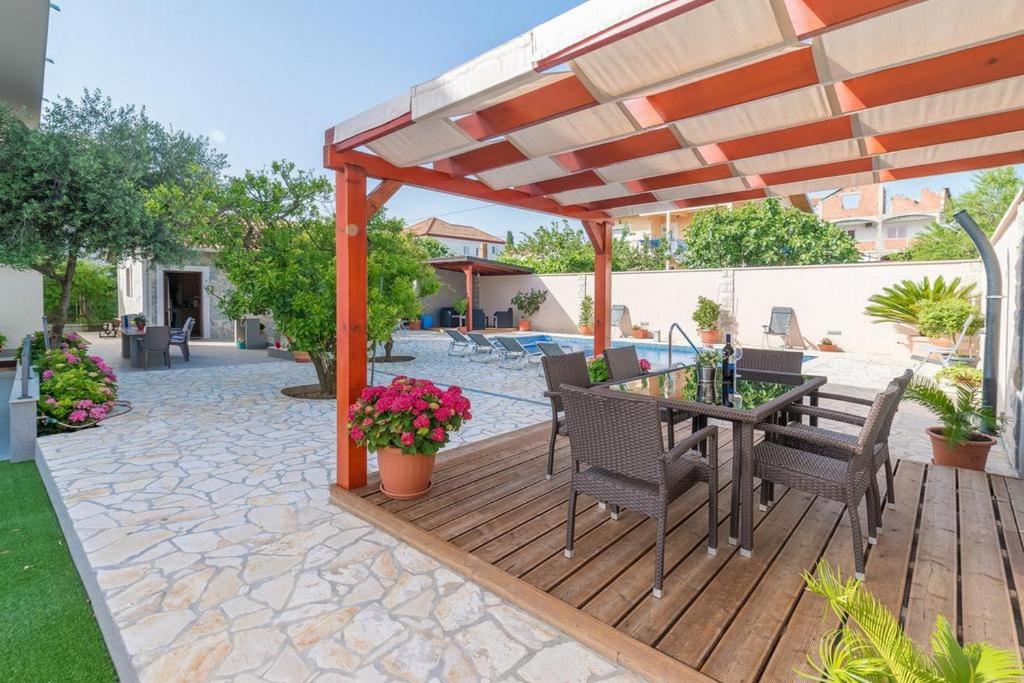 Bazén v ubytovaní Apartments Villa Odesa with shared pool alebo v jeho blízkosti
