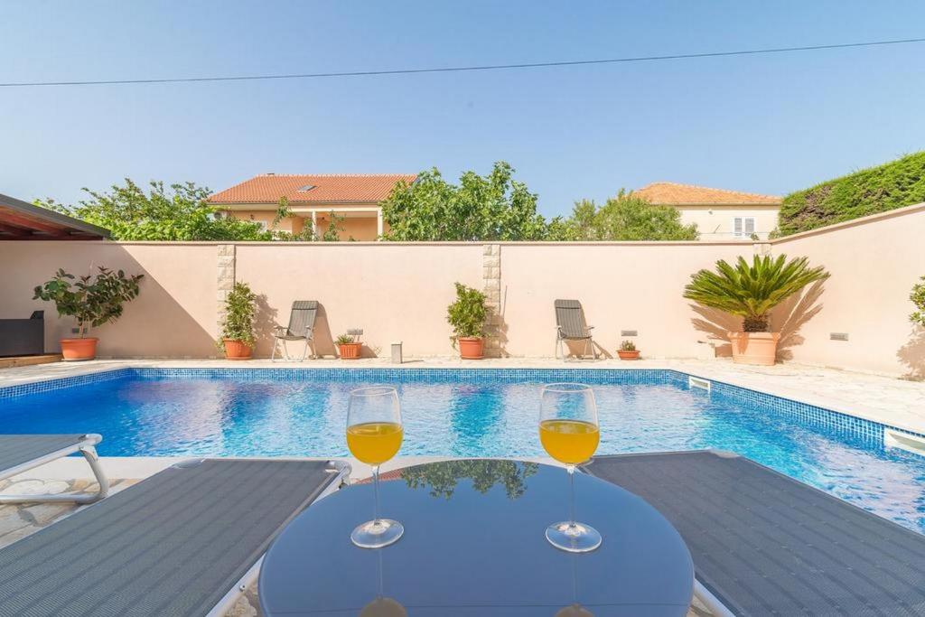 Bazén v ubytovaní Apartments Villa Odesa with shared pool alebo v jeho blízkosti
