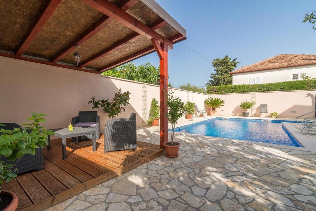 Bazén v ubytovaní Apartments Villa Odesa with shared pool alebo v jeho blízkosti