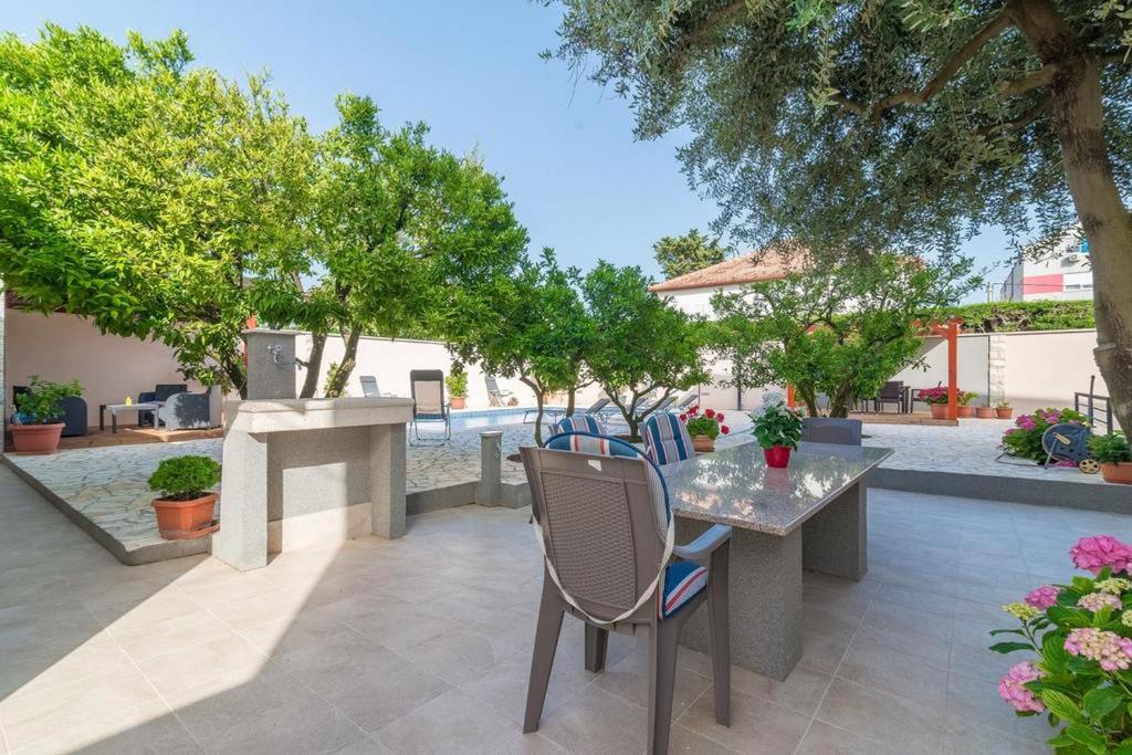 Vonkajšia záhrada v ubytovaní Apartments Villa Odesa with shared pool
