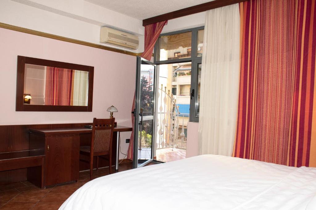 Postel nebo postele na pokoji v ubytování Hotel Elysee