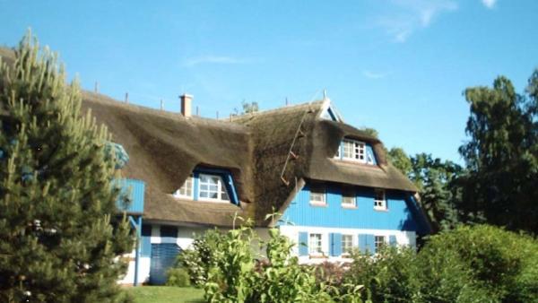 a house with a thatched roof on top of it at Lütt Wieck App Nr 12 in Wieck