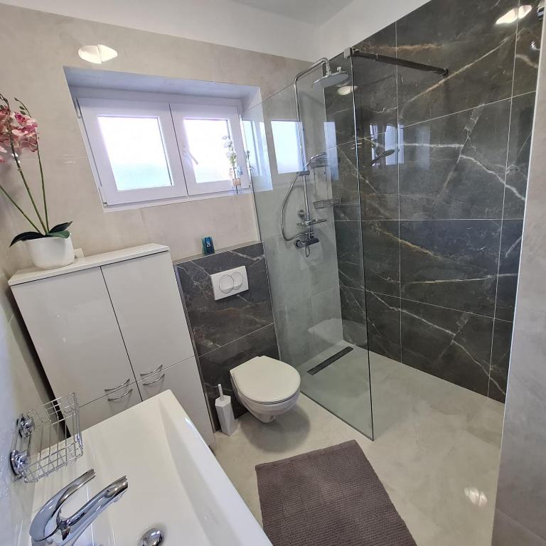 Kúpeľňa v ubytovaní Apartments Villa Odesa with shared pool