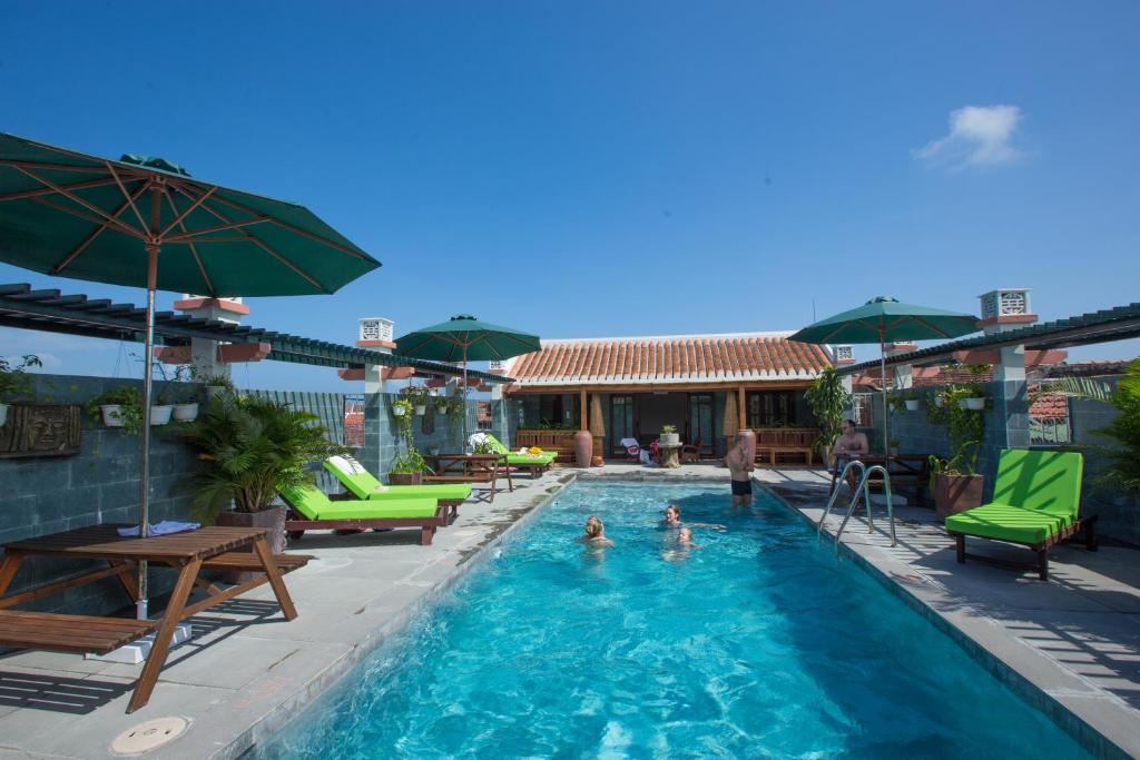 Bazén v ubytování Hoi An Pho Library Hotel nebo v jeho okolí