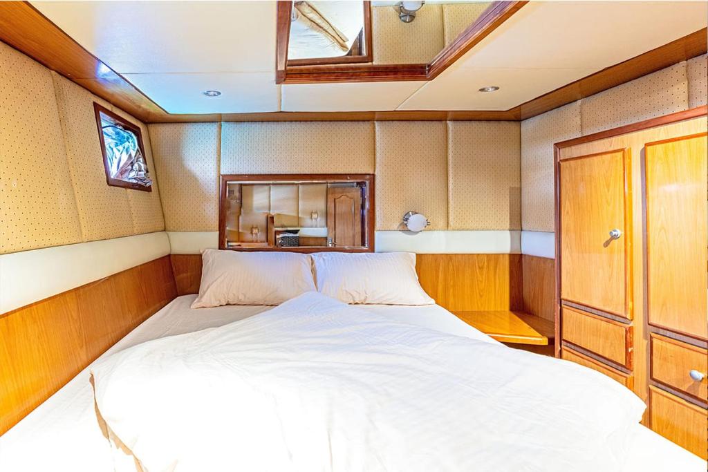 luxury yachts jumeirah