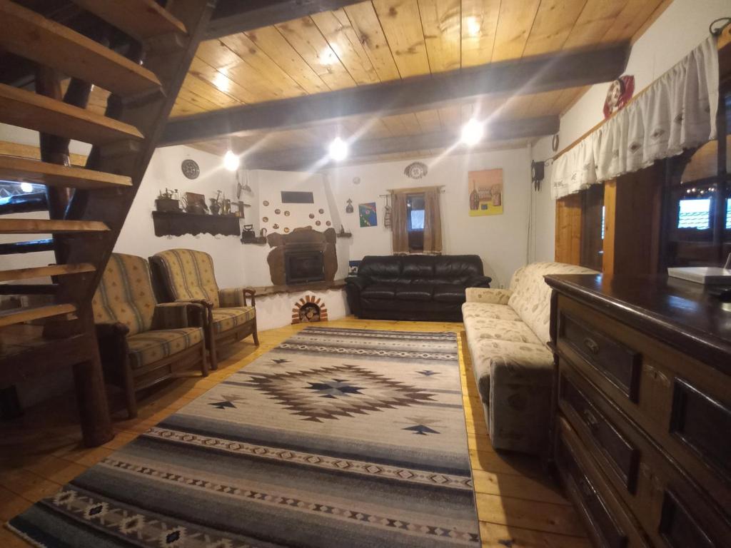 ein Wohnzimmer mit einem Sofa und einem Tisch in der Unterkunft Cabana Logolda in Cavnic