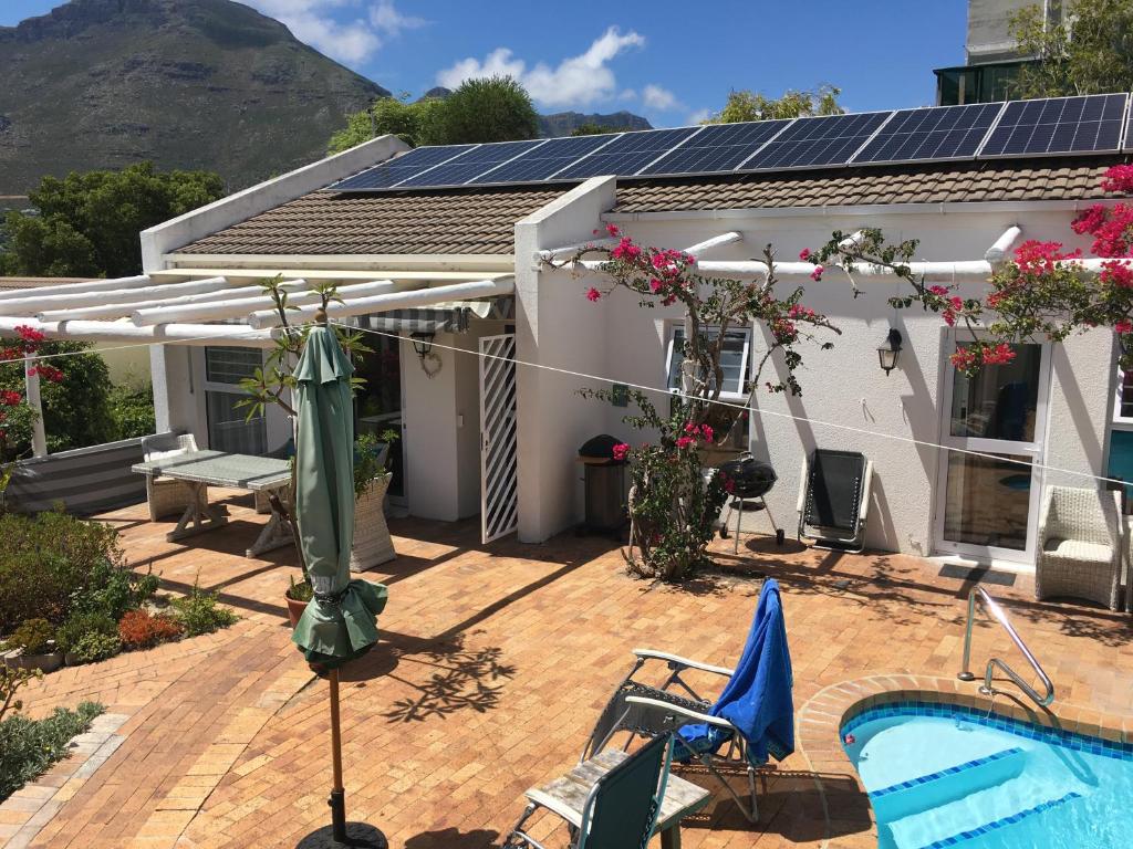 una casa con paneles solares en el techo en Sunbird en Hout Bay