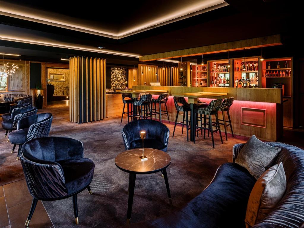 Salon ili bar u objektu Hotel Spa Restaurant Domaine du Moulin