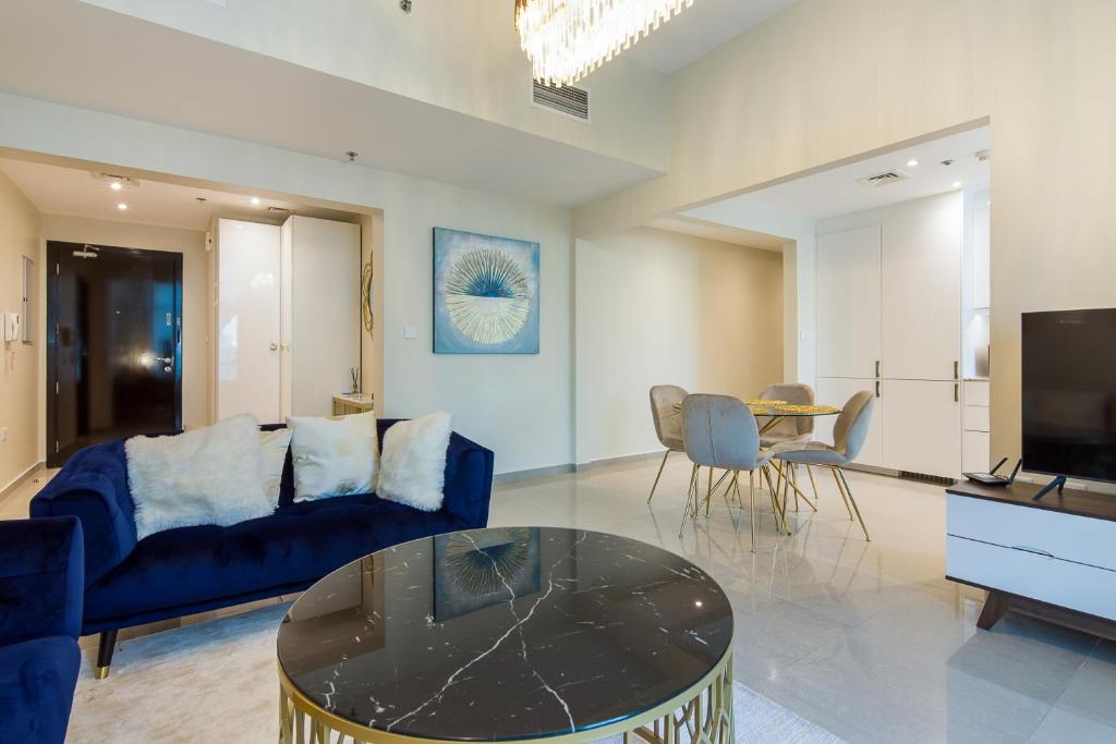 TV a/nebo společenská místnost v ubytování Stunning Marina View - 2BR High Floor
