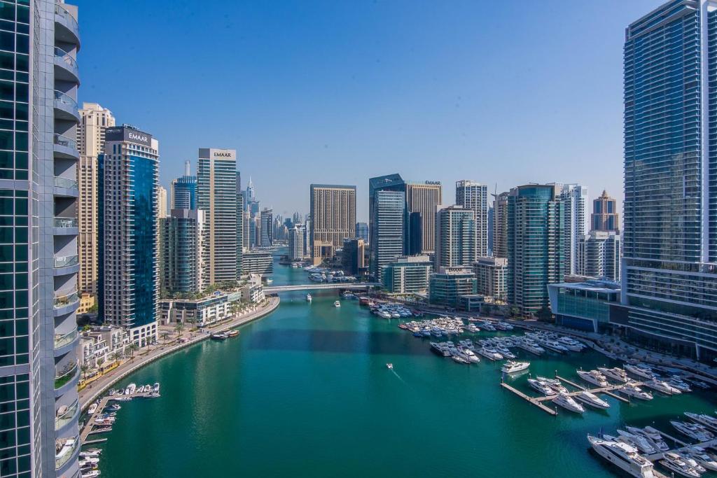 Nespecifikovaný výhled na destinaci Dubaj nebo výhled na město při pohledu z apartmánu