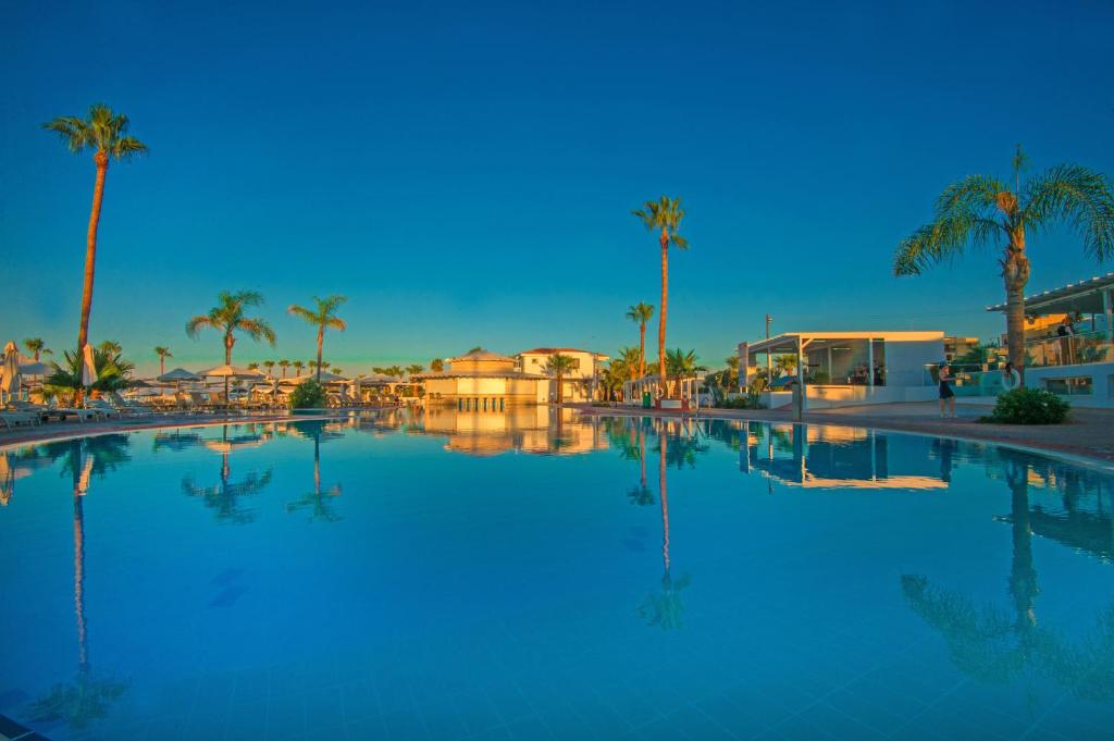 Басейн в Marlita Beach Hotel Apartments або поблизу