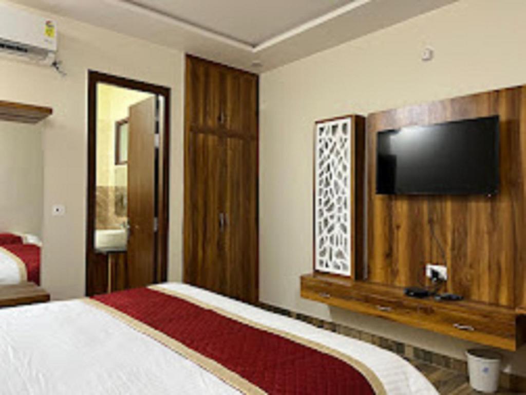Un televizor și/sau centru de divertisment la Hotel Taj Sarovar By WB Inn