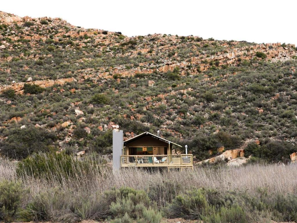 una casa al lado de una colina en AfriCamps at Karoo 1, en De Doorns