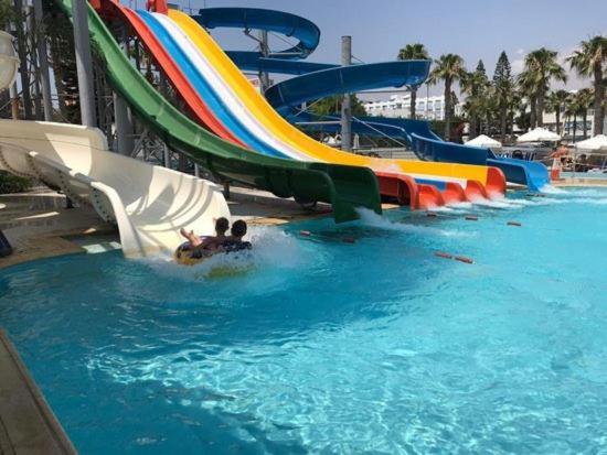 Басейн в Marlita Beach Hotel Apartments або поблизу
