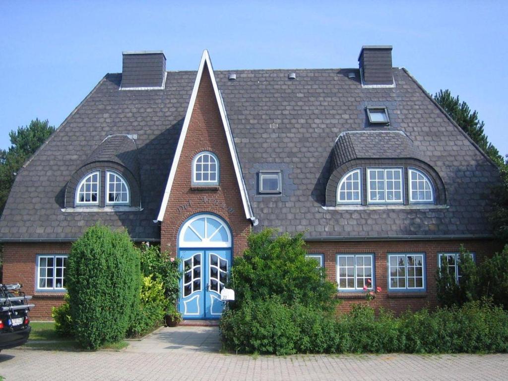 a large brick house with a blue door at Schaar in Nebel