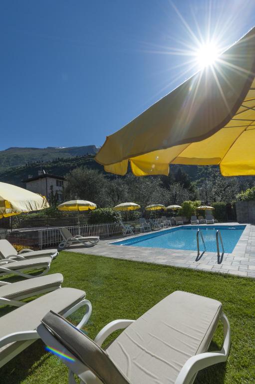 Bazén v ubytování Hotel Garni Ischia nebo v jeho okolí