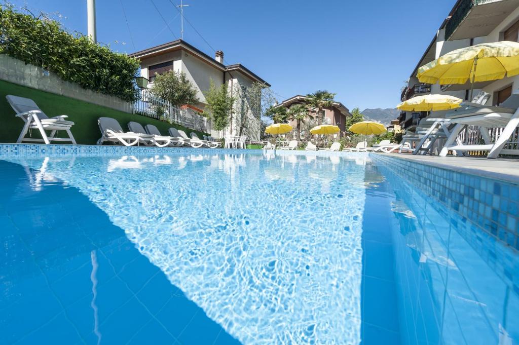 Bazén v ubytování Hotel Garni Ischia nebo v jeho okolí