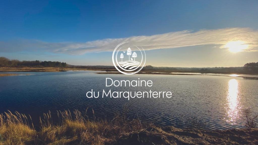 uma imagem de um lago com as palavras dopamine u manoeuvre em Hôtel et Cottages Domaine Du Marquenterre em Saint-Quentin-en-Tourmont