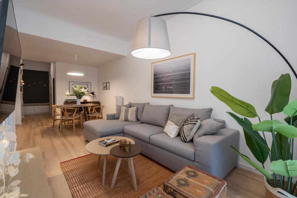 Unique 2 Bedrooms Apartment, Steps to Plaka and City center
