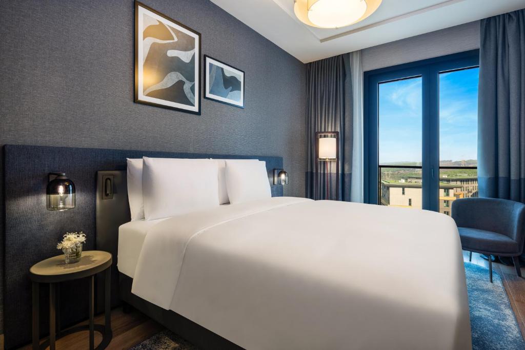 Postel nebo postele na pokoji v ubytování Movenpick Living Istanbul Camlivadi