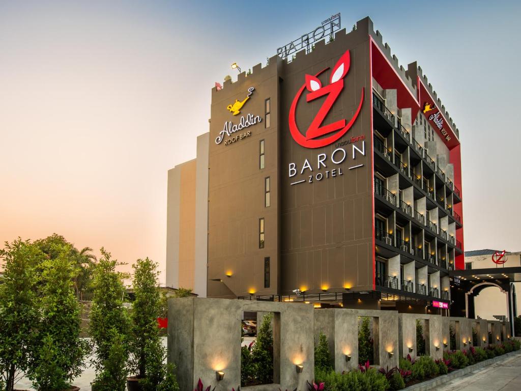 バンコクにあるBaron Zotel Bangkok SHA PLUSの側面に看板がある建物