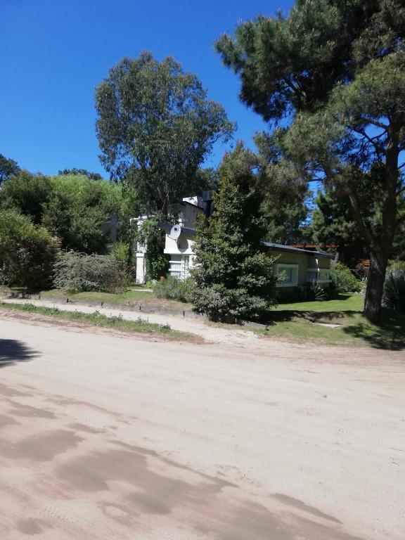 a house on the side of the road at Rabastens in Mar de las Pampas